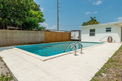 Single Family Residence in Lake Worth FL 3900 Seacrest Boulevard Blvd 12.jpg
