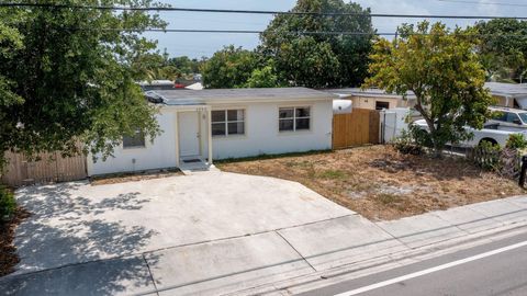 Single Family Residence in Lake Worth FL 3900 Seacrest Boulevard Blvd 9.jpg
