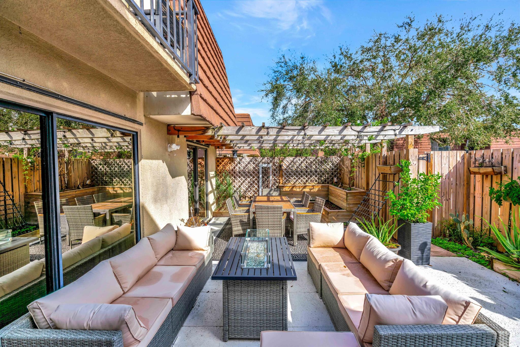 Plenty of room to entertain with a large patio in this fully furnished townhome with 3 bedrooms, 2.5 baths. World class beaches, boating, dining, shopping. gardens, Mall, Downtown at the Gardens, Publix, Turnpike, I-95, and just a few minutes to delicious restaurants. Garden Lakes has basketball, tennis, racquetball.