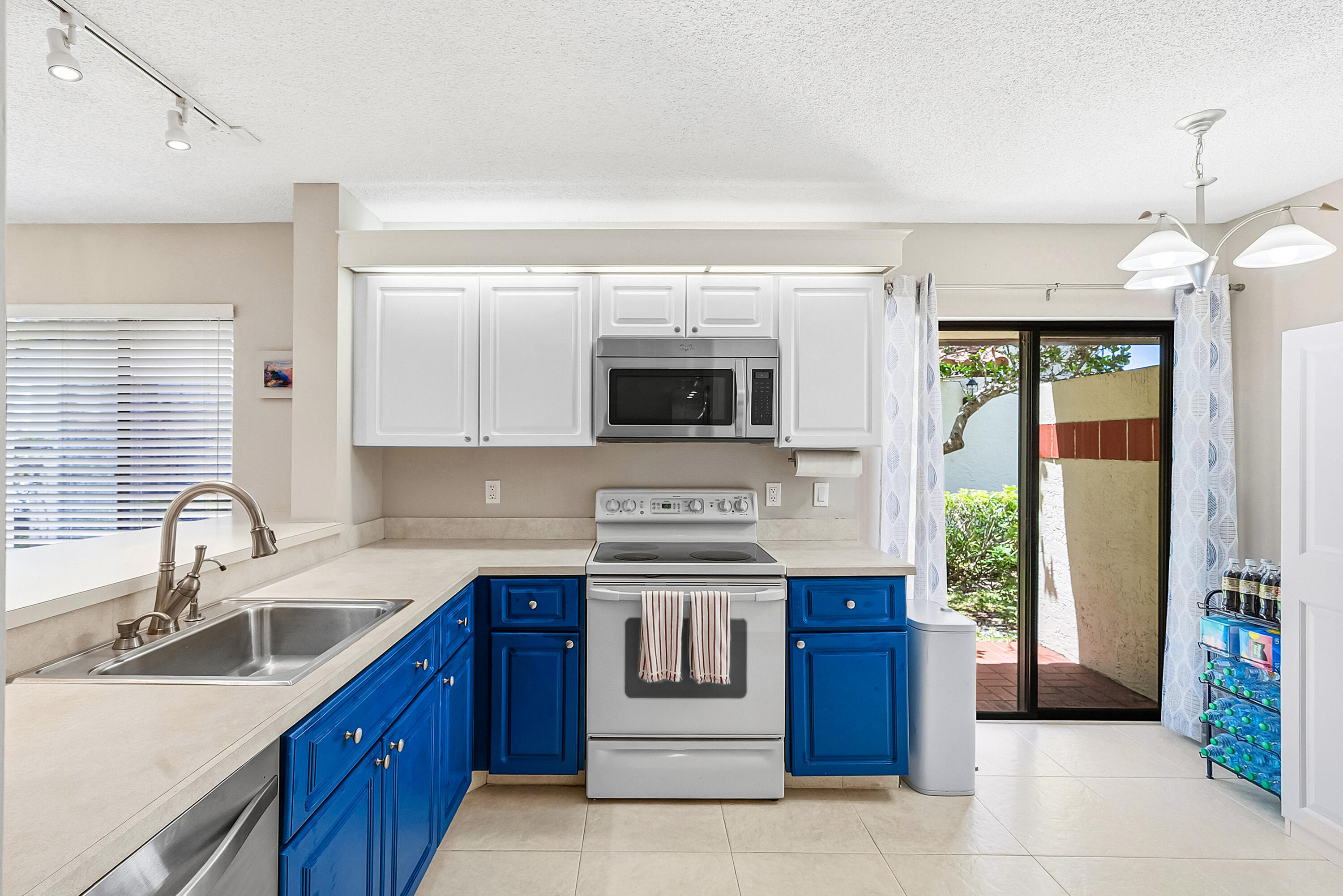 PALM CHASE - Residential