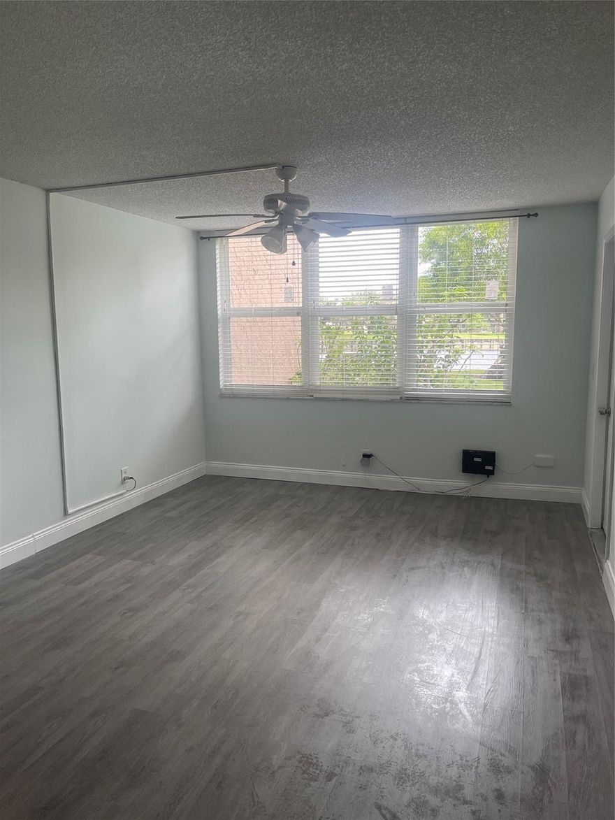 first floor unit Handycap access,nice balcony wit view to the yard and the canal,updated unit lots of natural light
in a very quiet community in the hearth of Davie, close to the colleges and easy access to 595 & turnpike high way.
vacant on lock box