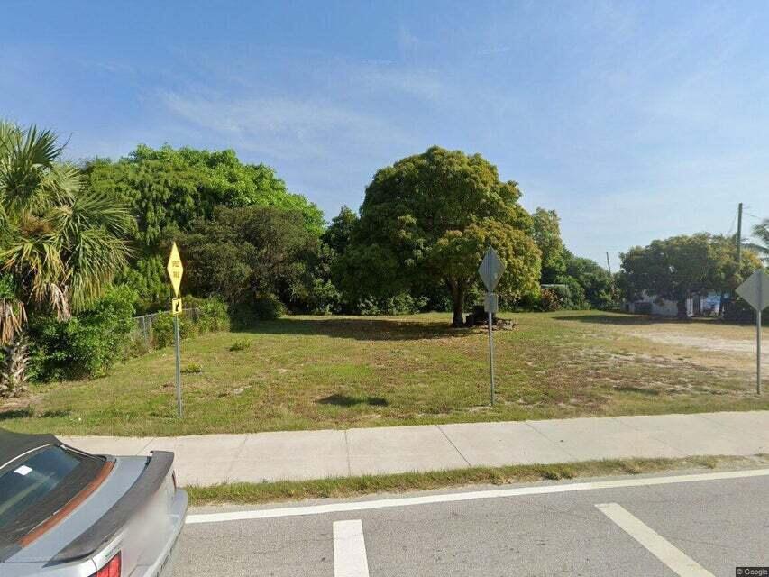 GREAT LOCATION .CLOSE TO BEACH, SHOPS, RESTAURANTS, IN A CRA ZONE. ZONED SINGLE FAMILY. LOT SIZE APPROX 6000SQ FT