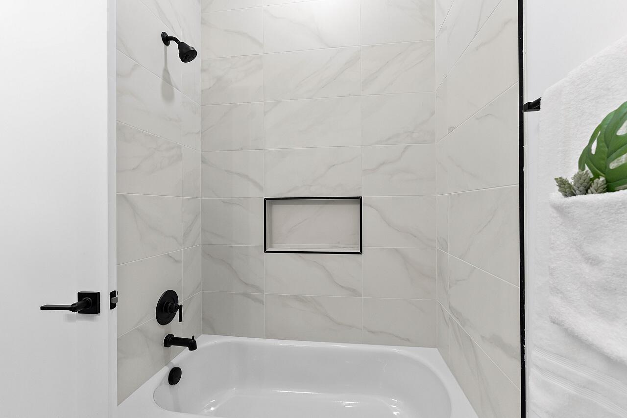 VERO LAKE ESTATES UNIT G - Residential