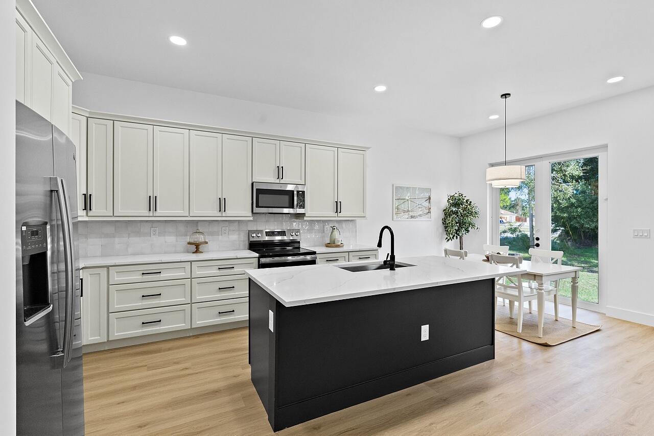 VERO LAKE ESTATES UNIT G - Residential