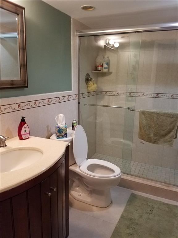 EMERALD HILLS C C APTS CO - Residential Lease