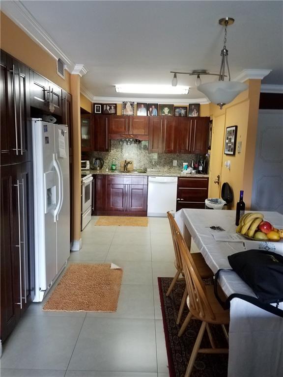 EMERALD HILLS C C APTS CO - Residential Lease