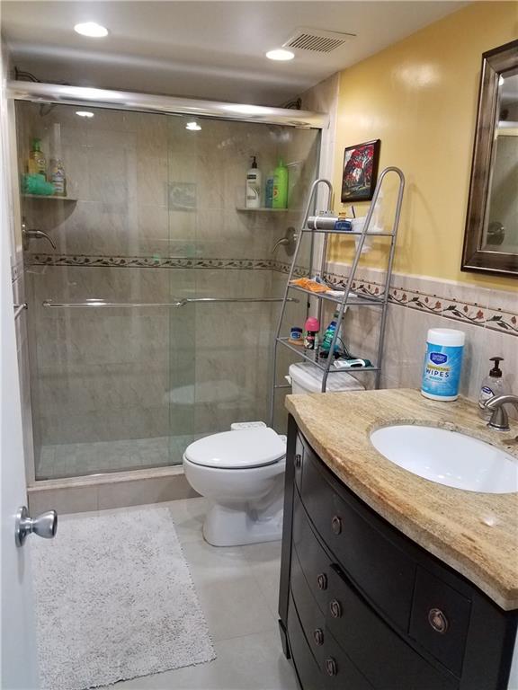 EMERALD HILLS C C APTS CO - Residential Lease