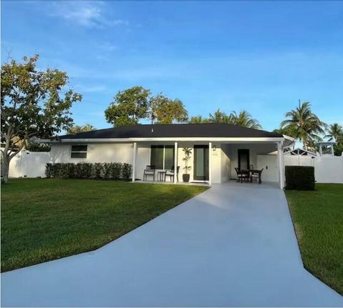 Photo of 1523 Berkshire Avenue, Jupiter, FL 33469 (MLS # B26007764)