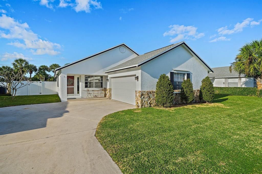 Photo of 125 Raintree Trail, Jupiter, FL 33458 (MLS # R10756699)