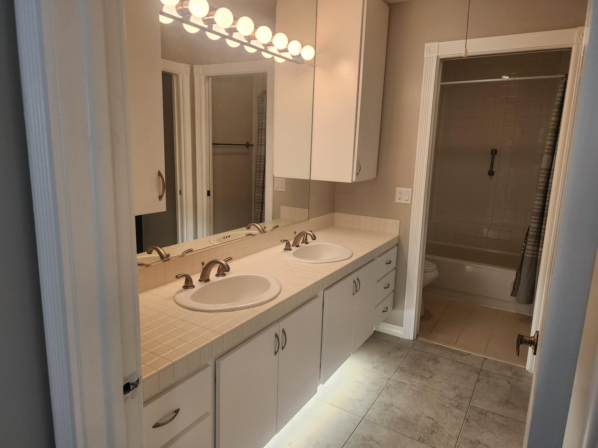 WELLESLEY AT SUNSET TRACE - Residential Lease