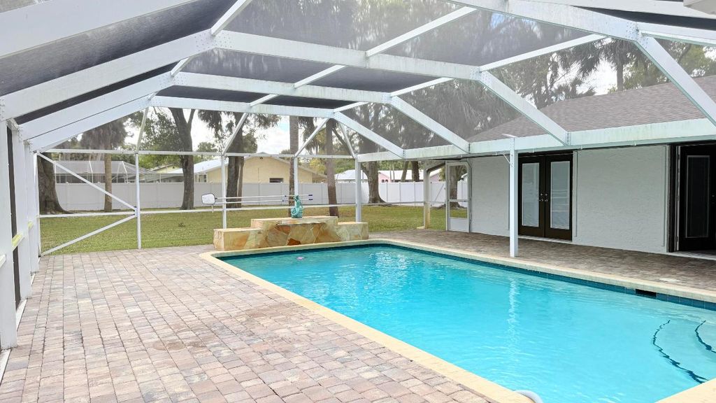 Photo of 1546 35th Avenue, Vero Beach, FL 32960 (MLS # R11158226)