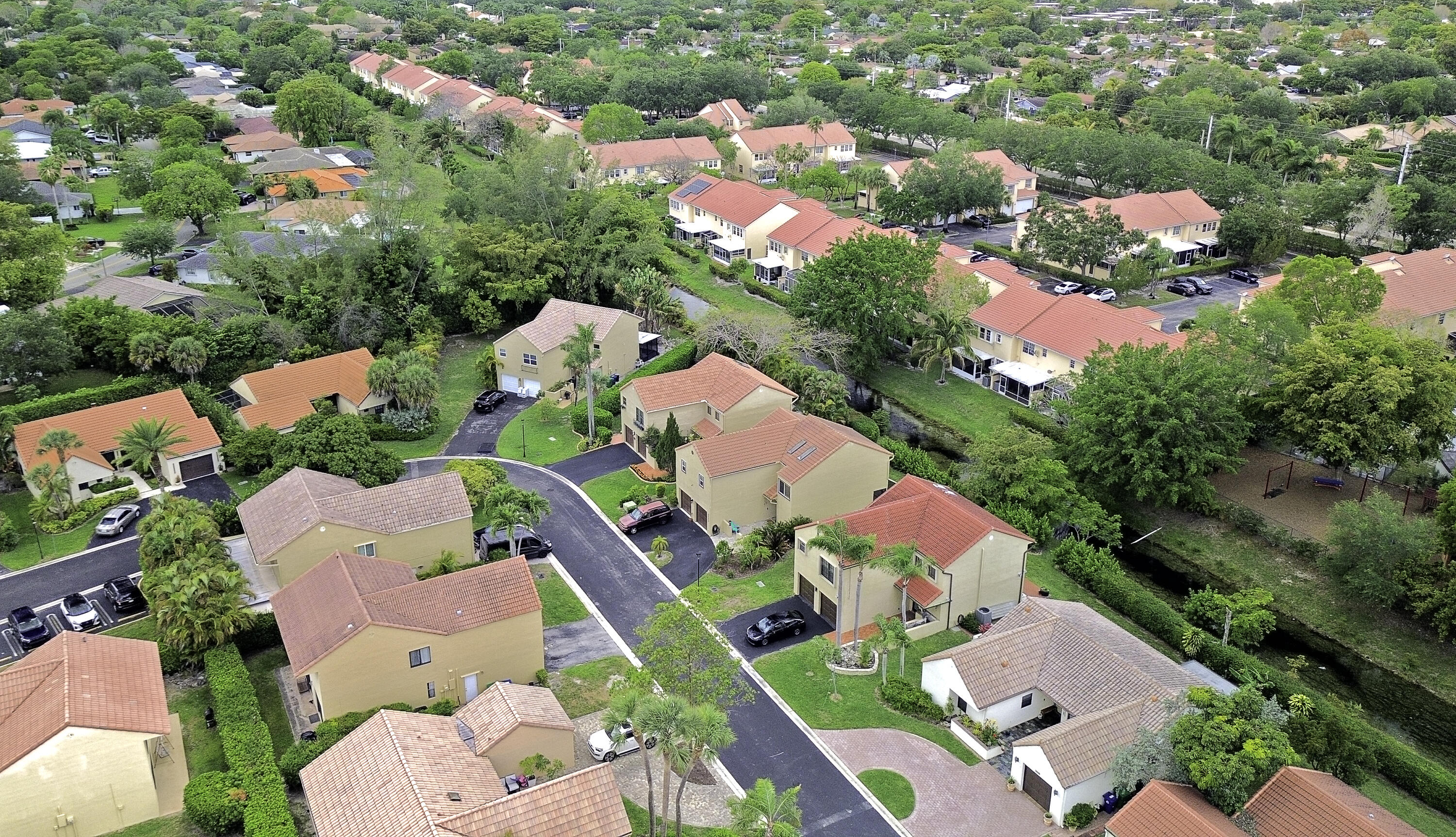 MAPLE WOOD VILLAS - Residential
