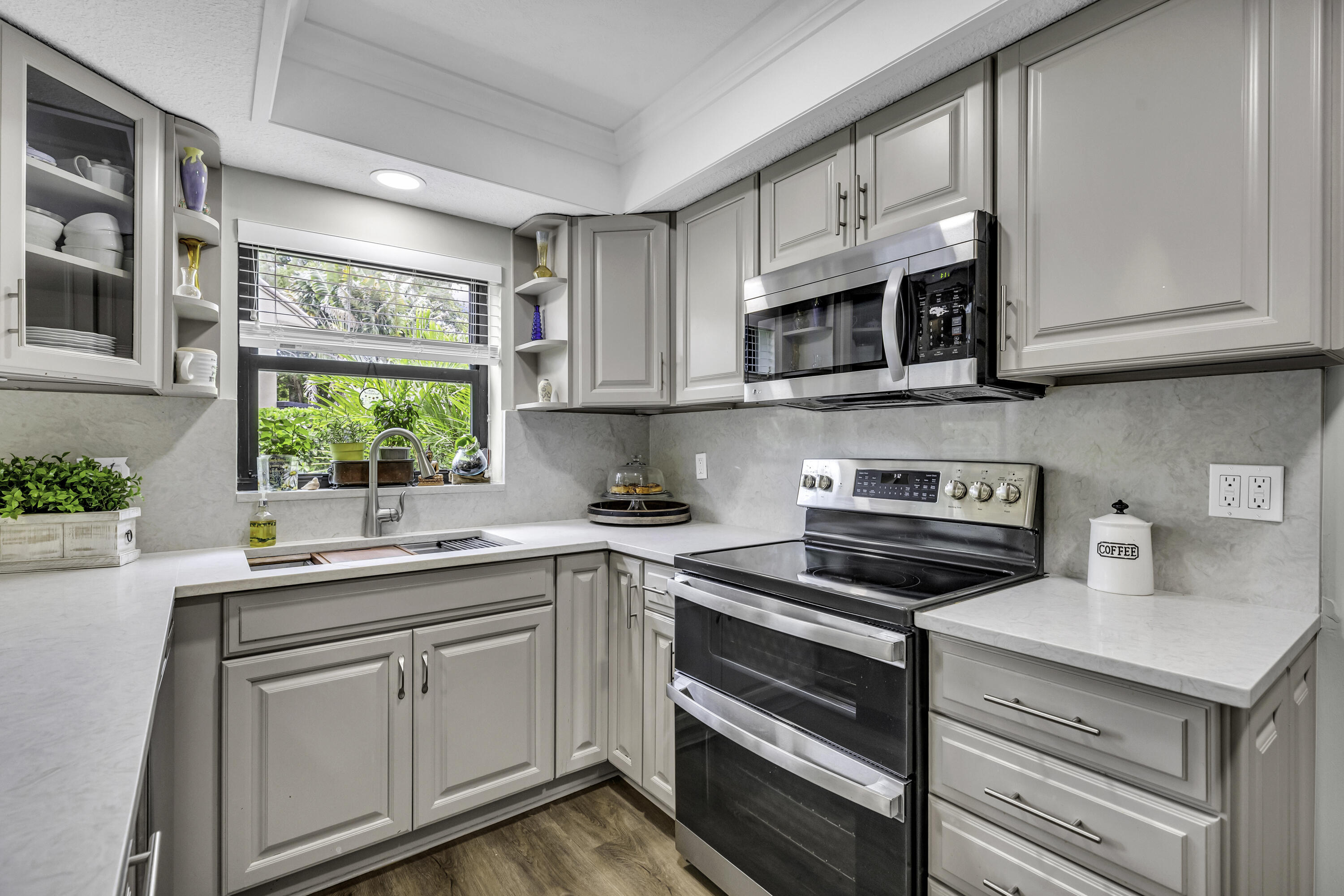 MAPLE WOOD VILLAS - Residential