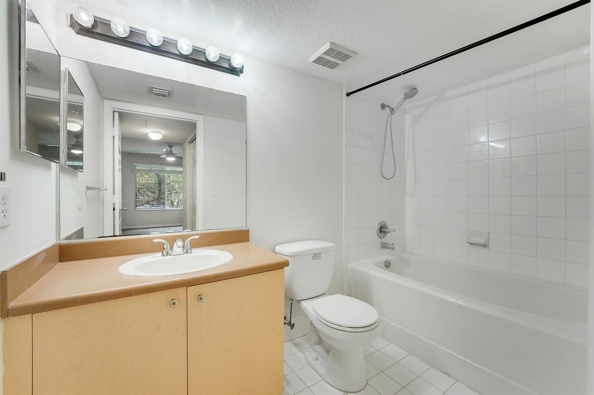 EMERALD ISLE AT LAGUNA LA - Residential Lease