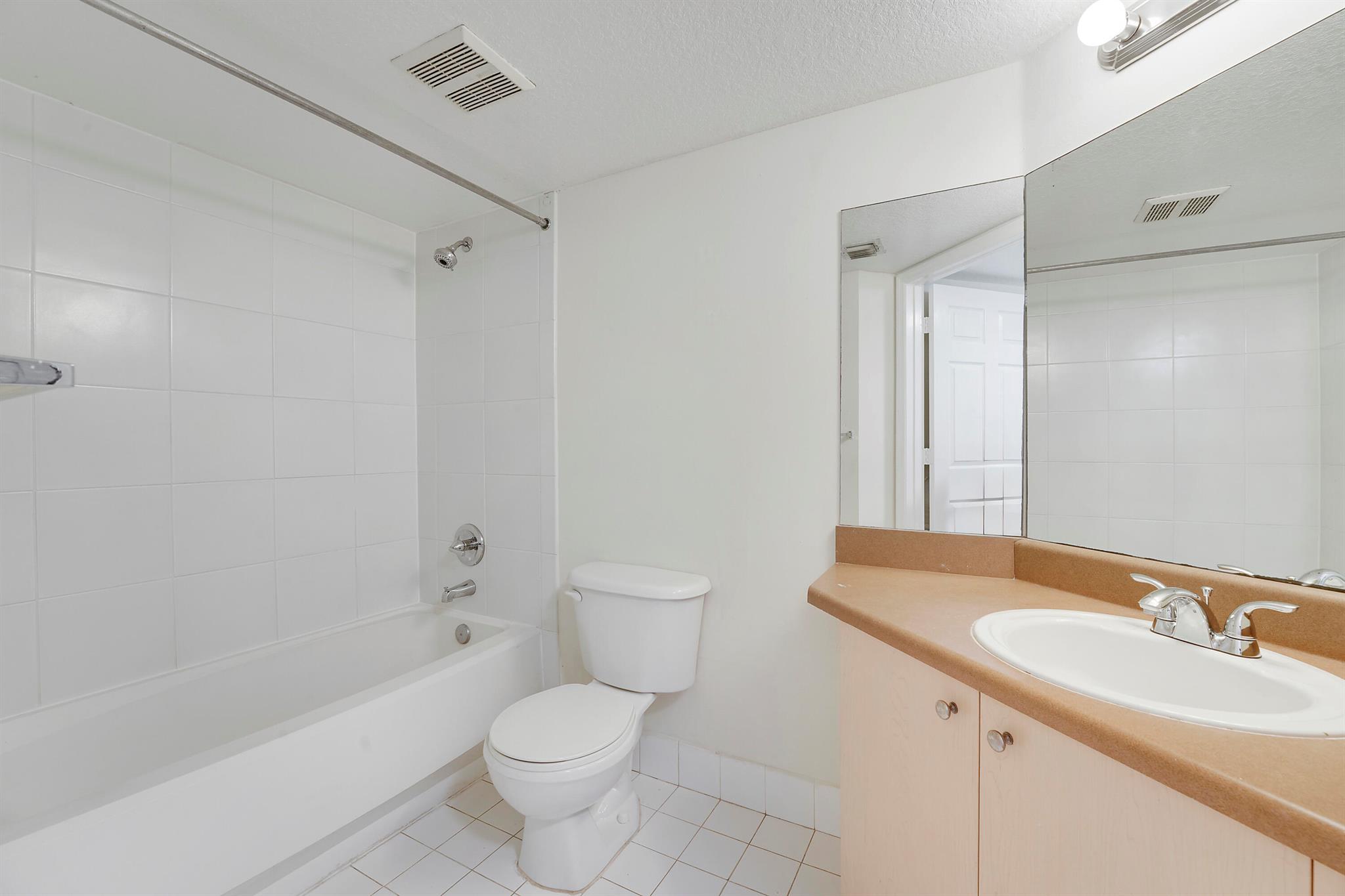 EMERALD ISLE AT LAGUNA LA - Residential Lease