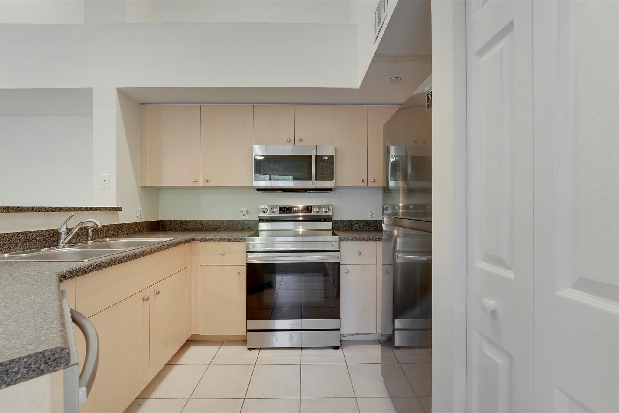 EMERALD ISLE AT LAGUNA LA - Residential Lease