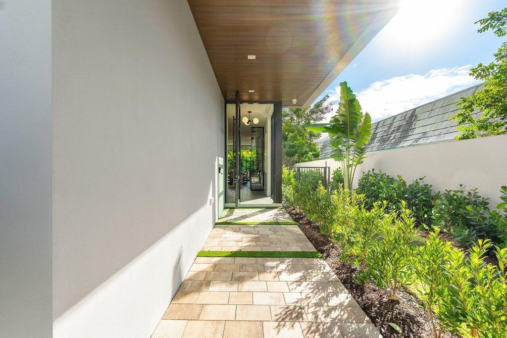 Photo of 130 NE Wavecrest Way, Boca Raton, FL 33432 (MLS # R11168927)