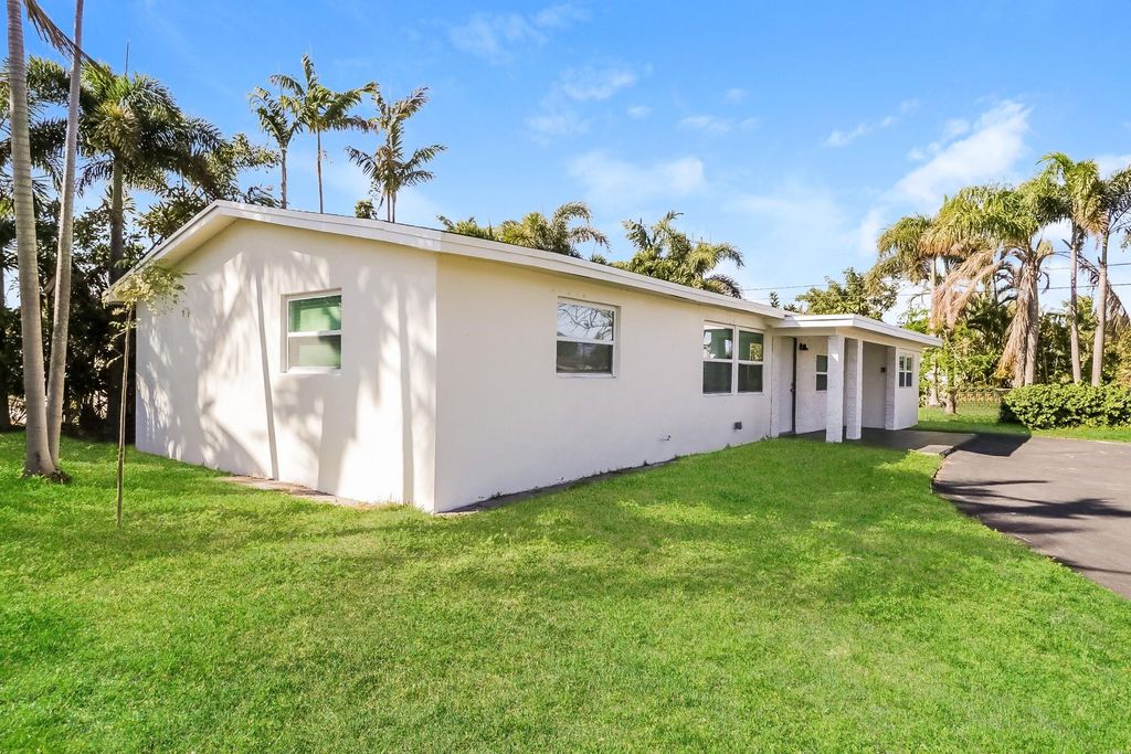 Photo of 715 SW 2nd Street, Boynton Beach, FL 33435 (MLS # F10501004)