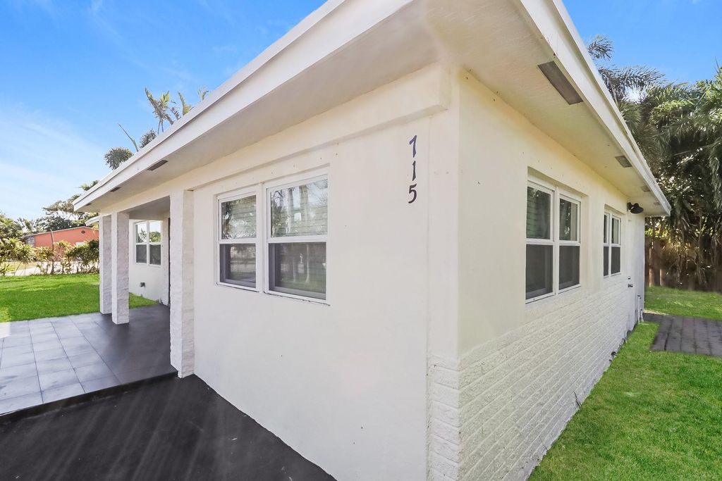 Photo of 715 SW 2nd Street, Boynton Beach, FL 33435 (MLS # F10501004)