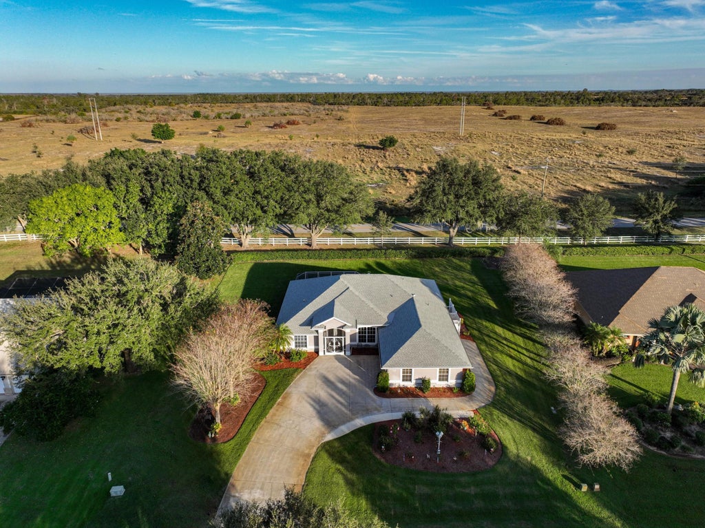 Photo of 16 Meadowlake Circle S, Lake Placid, FL 33852 (MLS # F10545862)