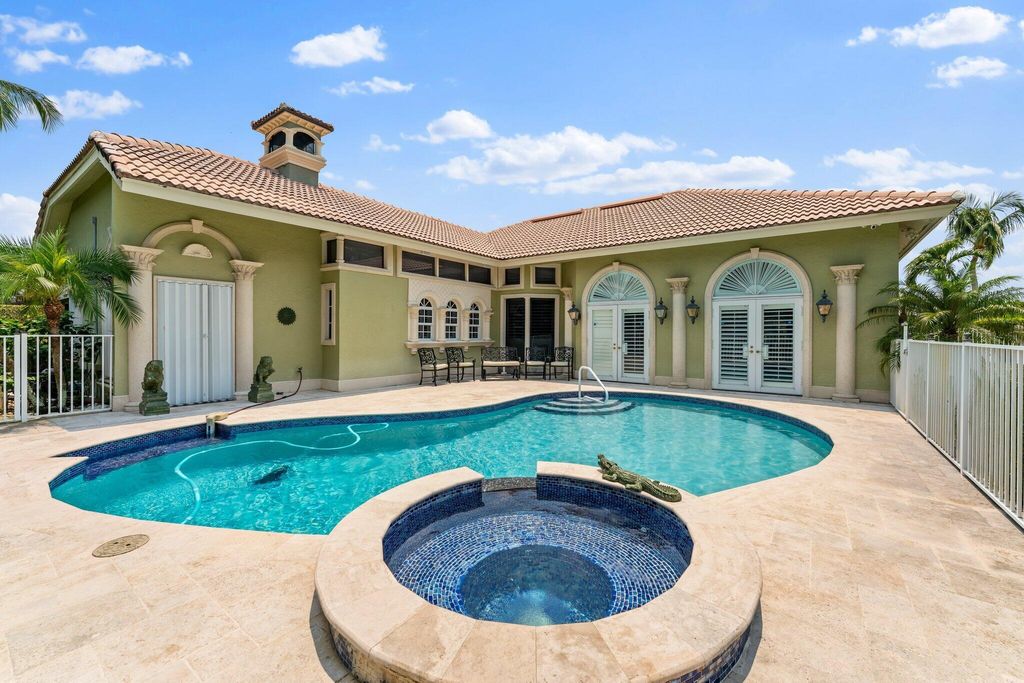 Photo of 8 Bayview Terrace, Tequesta, FL 33469 (MLS # R10911160)