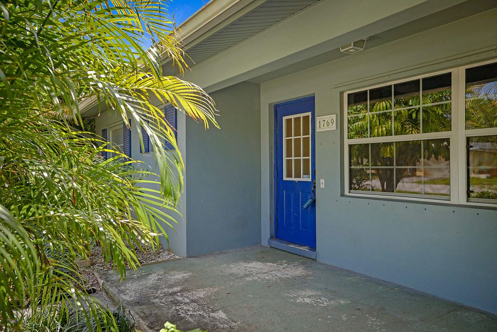 Photo of 1769 N 18th Ave Avenue N, Lake Worth Beach, FL 33460 (MLS # B26011367)