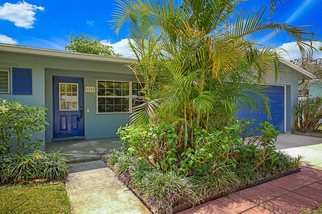 Photo of 1769 N 18th Ave Avenue N, Lake Worth Beach, FL 33460 (MLS # B26011367)