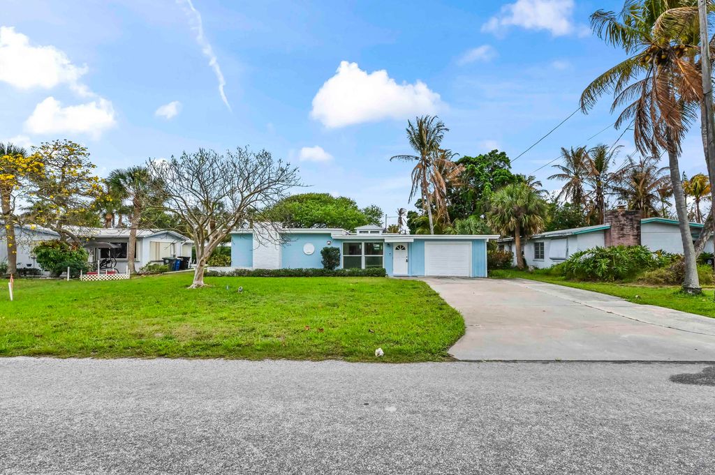 Photo of 1919 Mimosa Avenue, Fort Pierce, FL 34949 (MLS # B26004964)