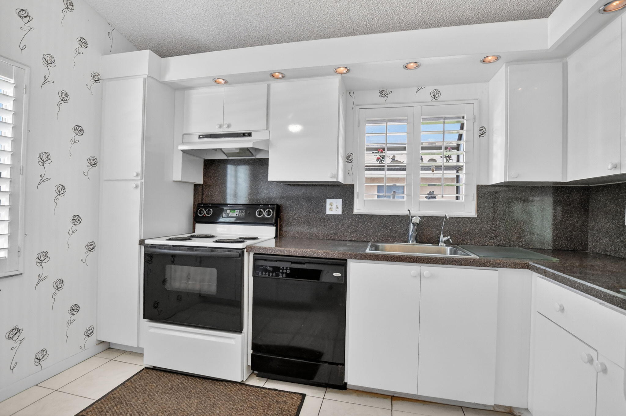 WHISPER WALK SEC C CONDO - Residential