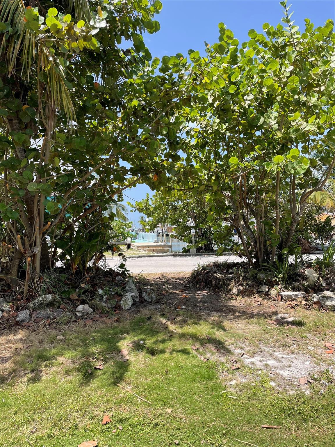 Long term rental: includes 3 bedrooms 1 full bathroom 1 half bath, newer washer/dryer. Available 9/1/2025
Great corner lot 56.84x 117. 1999 single wide manufacture home 5 feet off ground and strapped for hurricane.
Large lot, room for boat trailers, RV ext. Peekaboo water views. Walking distance to Marathon Jet Center,
Airport. Close to beach, schools, boat ramp. Located in the heart of Marathon. In process of refreshing after long
term rental move out. First/last/deposit due at signing. Tenant pays utilities, No smoking indoors, pets decided
on a case by case basis.
