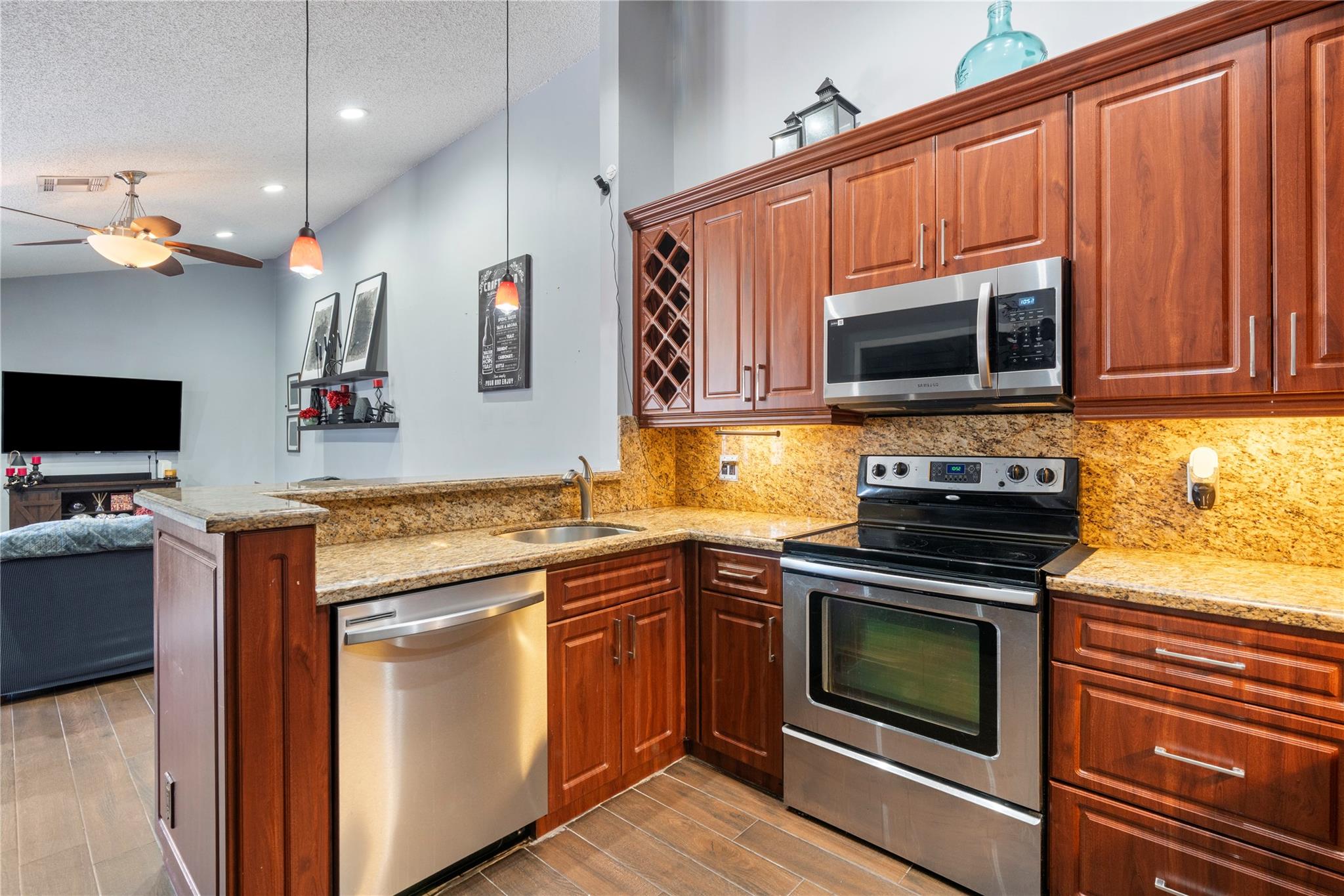 COURTYARDS OF PLANTATION - Residential