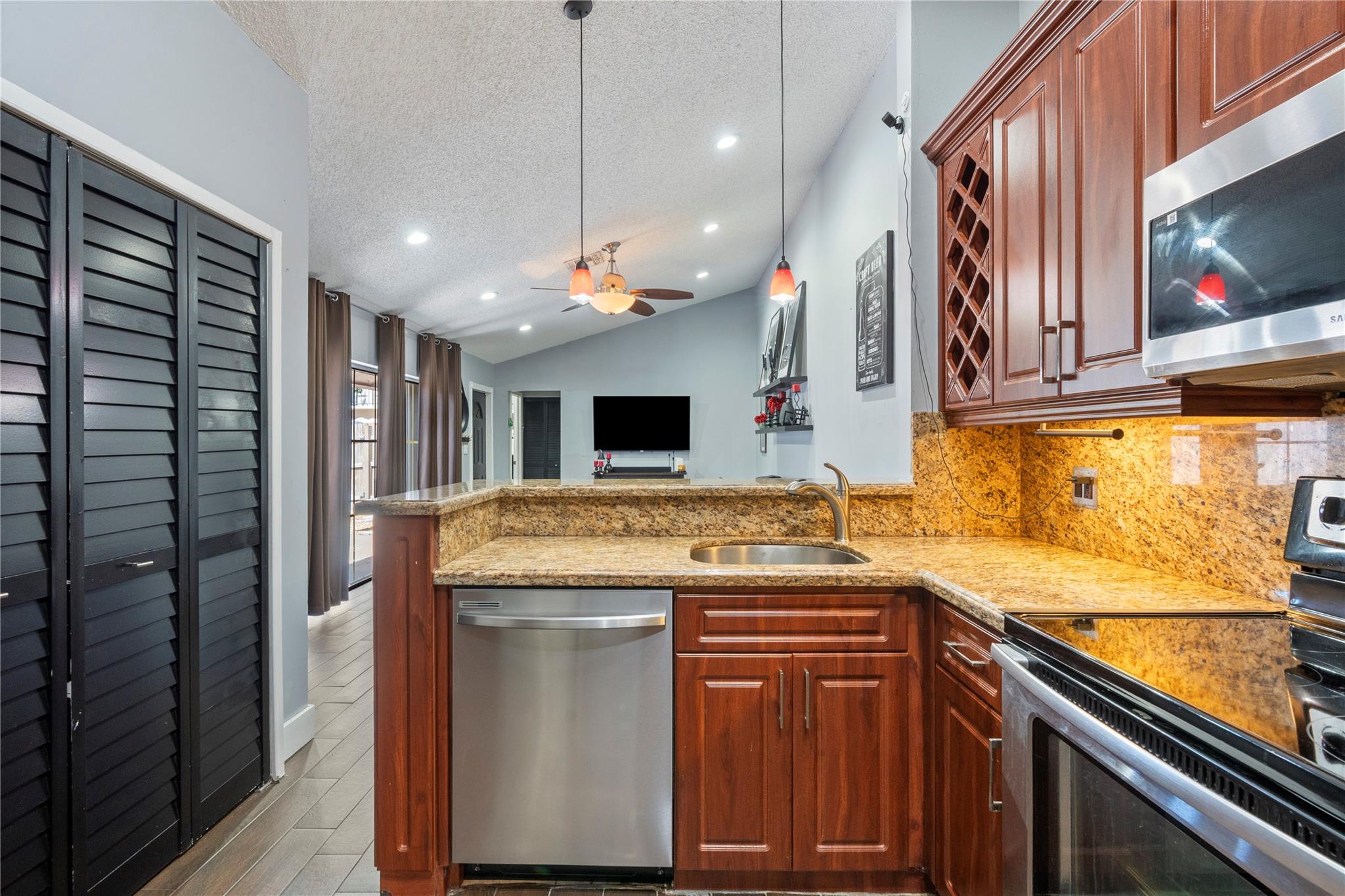 COURTYARDS OF PLANTATION - Residential