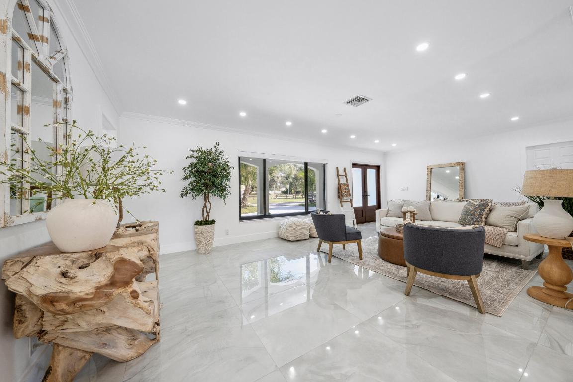 COUNTRY CLUB ISLES - Residential