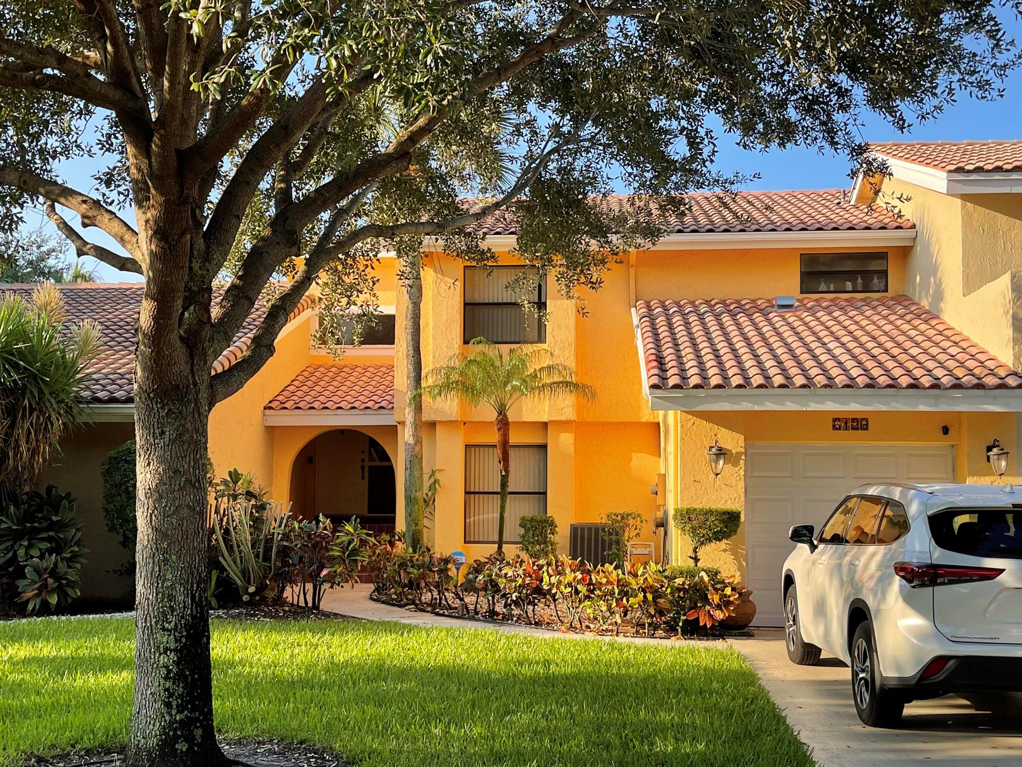 Priced To Sell! Hurry Rarely Available Townhome in Estada. New roof in 2022, New ac in 2023, New Fresh Exterior Painting in 2025. 3 bedrm, 3 full baths, tile floors, high ceilings. Light and bright interior with multiple glass sliders overlooking onto the expansive screen-in patio! Built-in bar, One bedrm on first floor with full bath. Guest bedroom upstairs features an ensuite bath. Primary bedroom features large walk-in closet and 2 additional wall closets, Gated Community Entry, Community Pool & Clubhouse, Low Mo Maintenance. Excellent Location & School District!