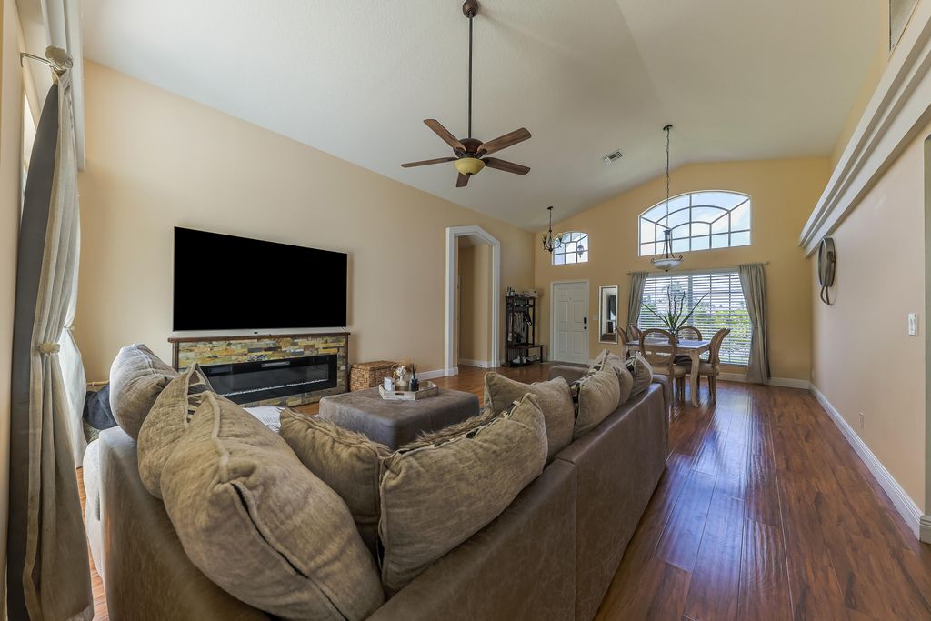 Photo of 9 Meadows Park Lane, Boynton Beach, FL 33436 (MLS # B26020171)