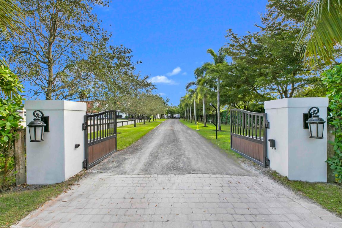 SADDLE TRAIL PARK OF WELLINGTON - Residential