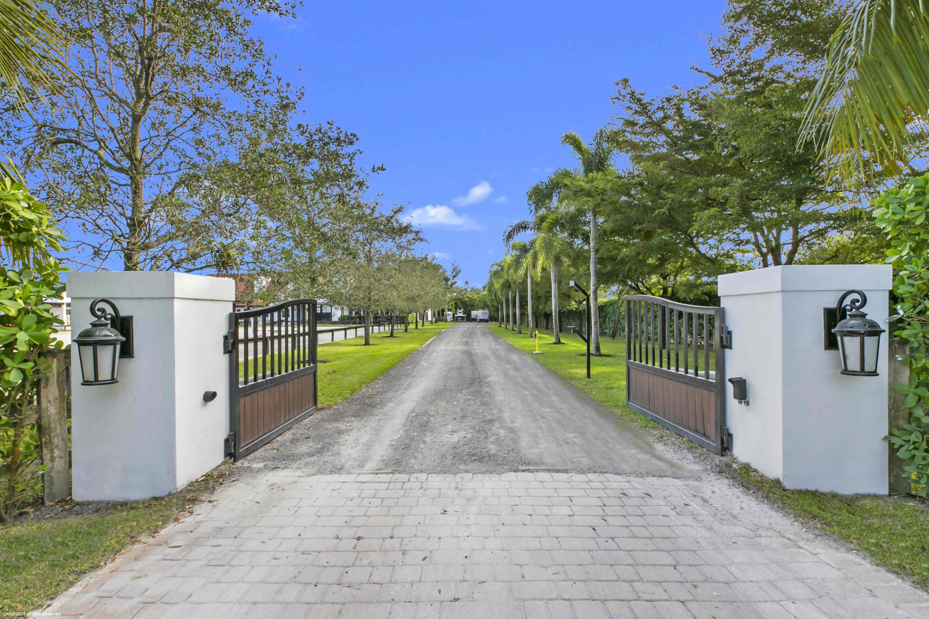 SADDLE TRAIL PARK OF WELLINGTON - Residential