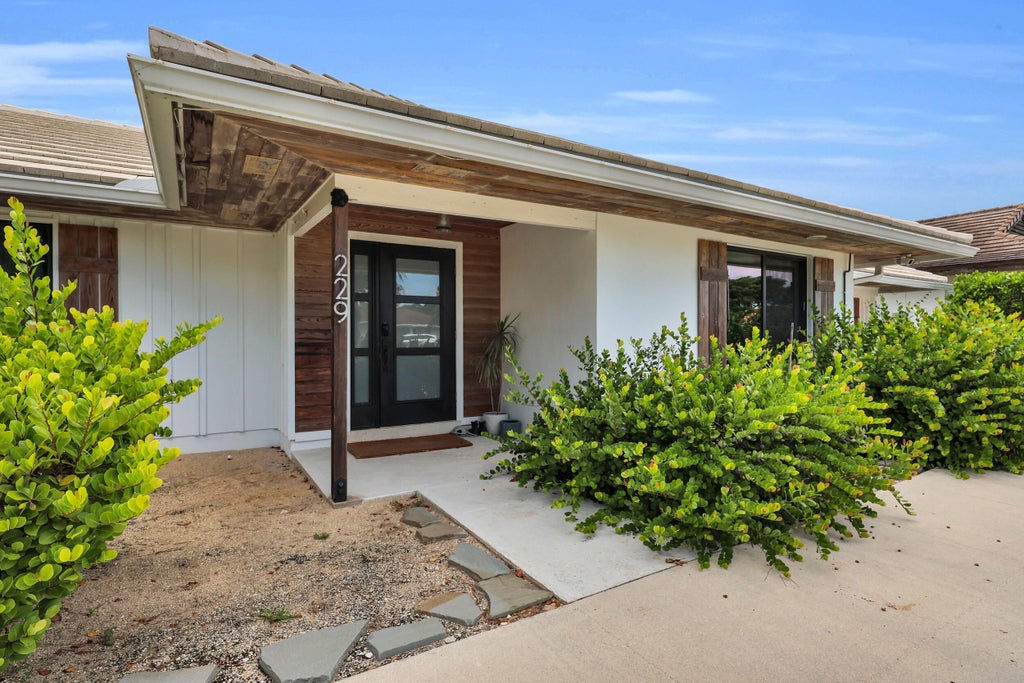 Photo of 229 Fairway W, Tequesta, FL 33469 (MLS # B26071419)