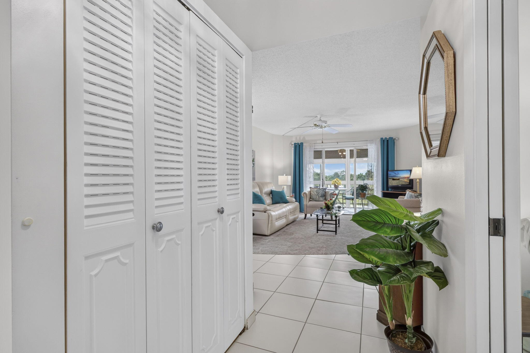 3959 Via Poinciana 506