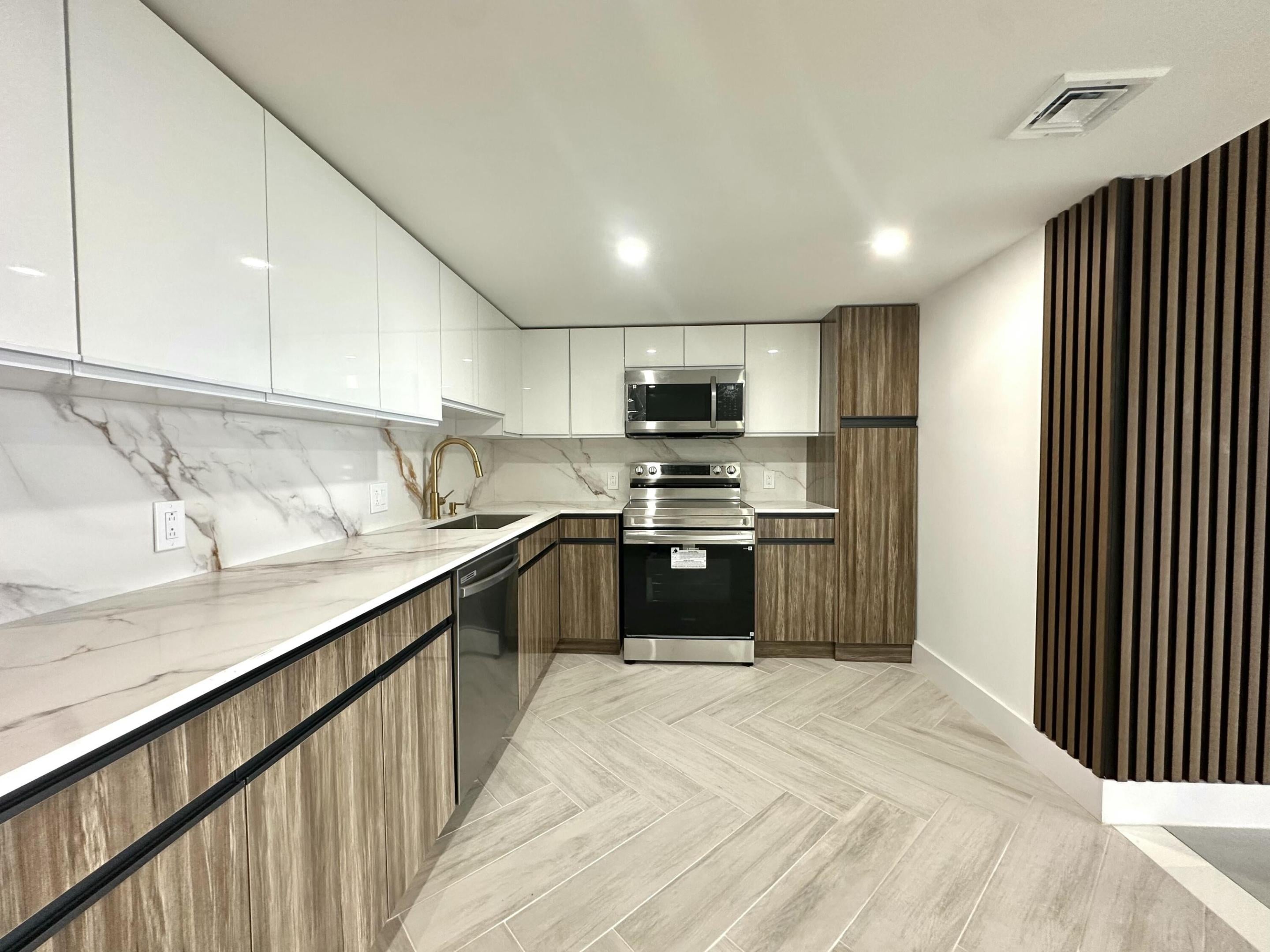 2940 N COURSE Drive 607