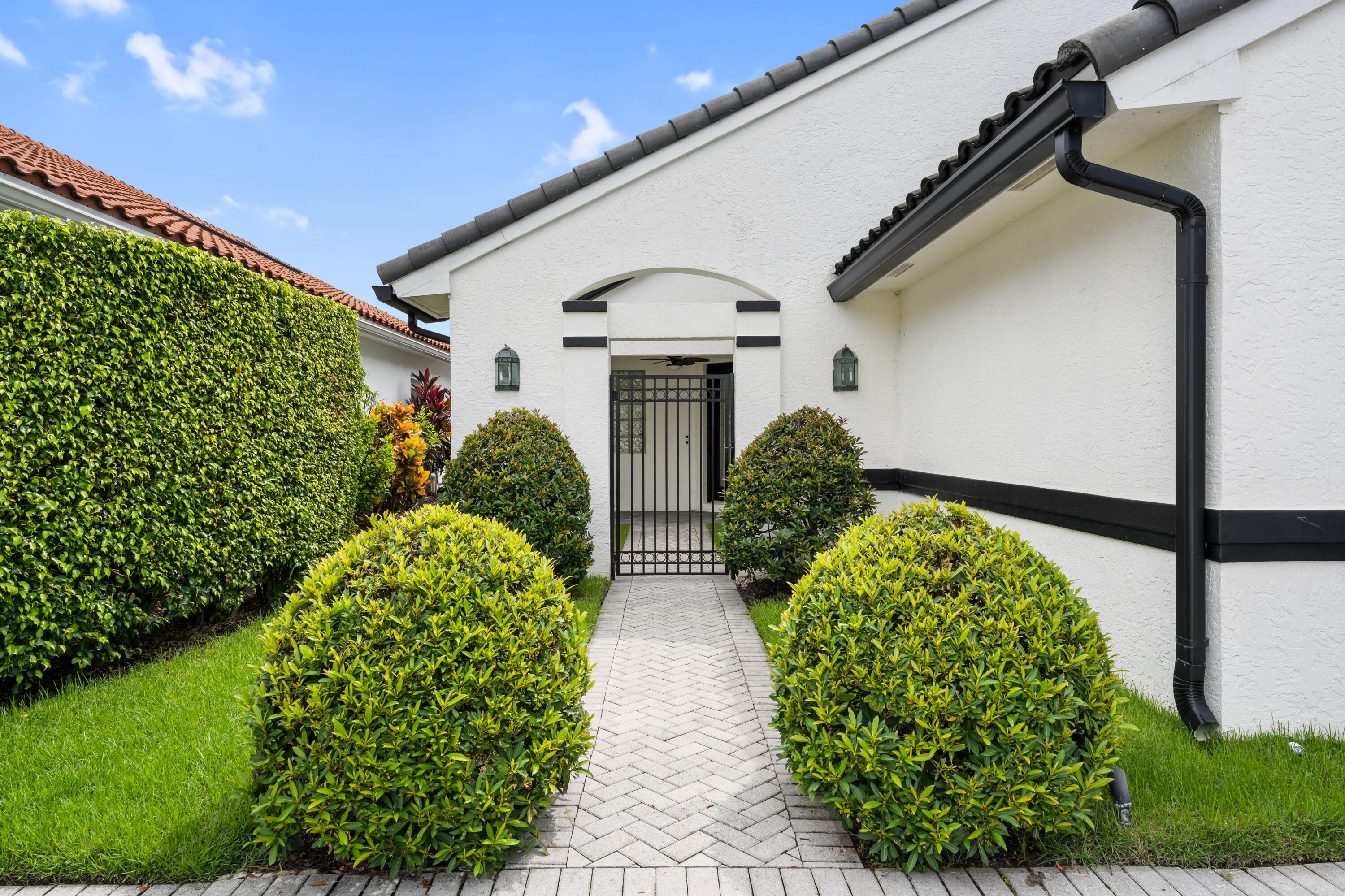 8268 BOB O LINK, West Palm Beach, FL, 33412/$865,000 2 8268 BOB O LINK