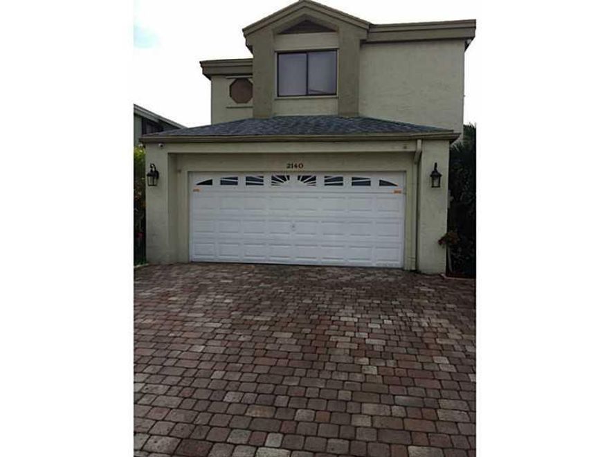 Beautifil 3/2 house. Paved driveway. Nicely kept. Marble kitchen contertops. Stainless steel appliances. Tile floors.
