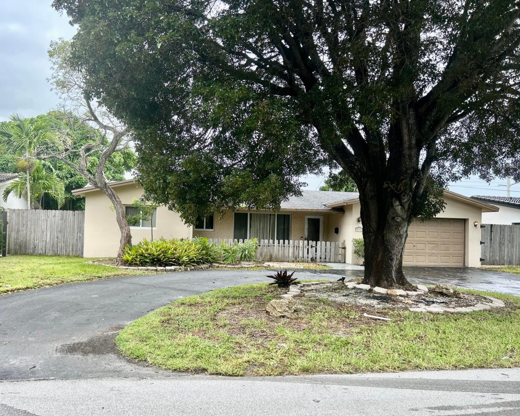 Photo of 5151 NE 18th Terrace, Fort Lauderdale, FL 33308 (MLS # B26091823)