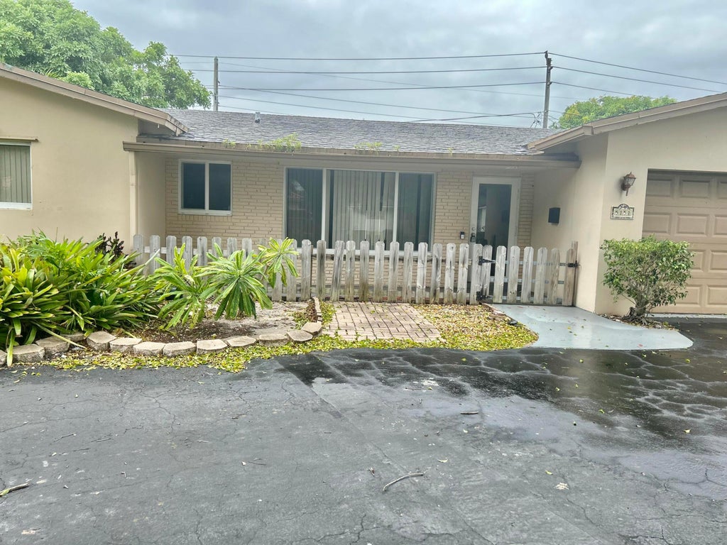 Photo of 5151 NE 18th Terrace, Fort Lauderdale, FL 33308 (MLS # B26091823)