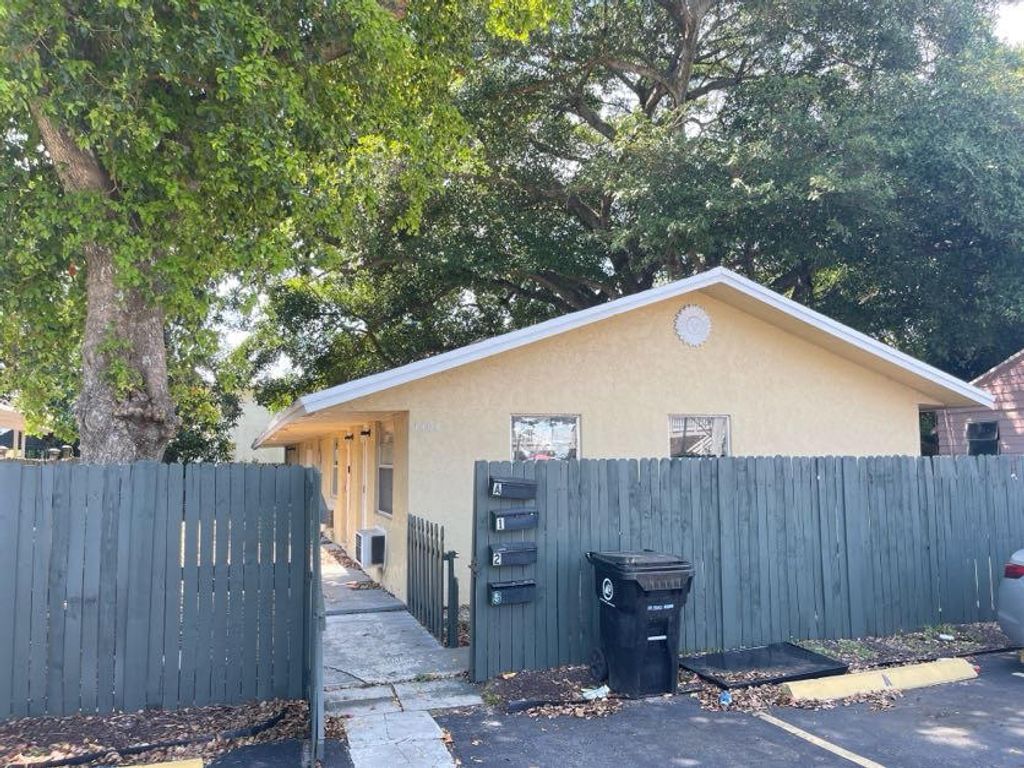 Photo of 1405 NE 5th Terrace, Fort Lauderdale, FL 33304 (MLS # B26010072)