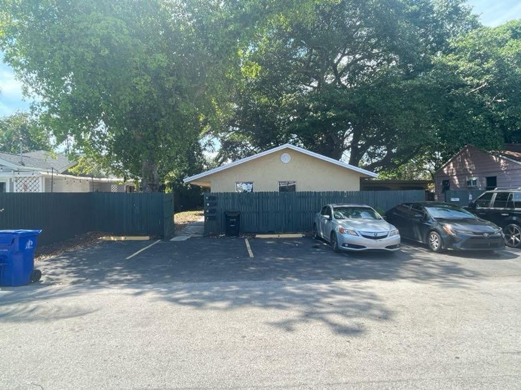 Photo of 1405 NE 5th Terrace, Fort Lauderdale, FL 33304 (MLS # B26010072)