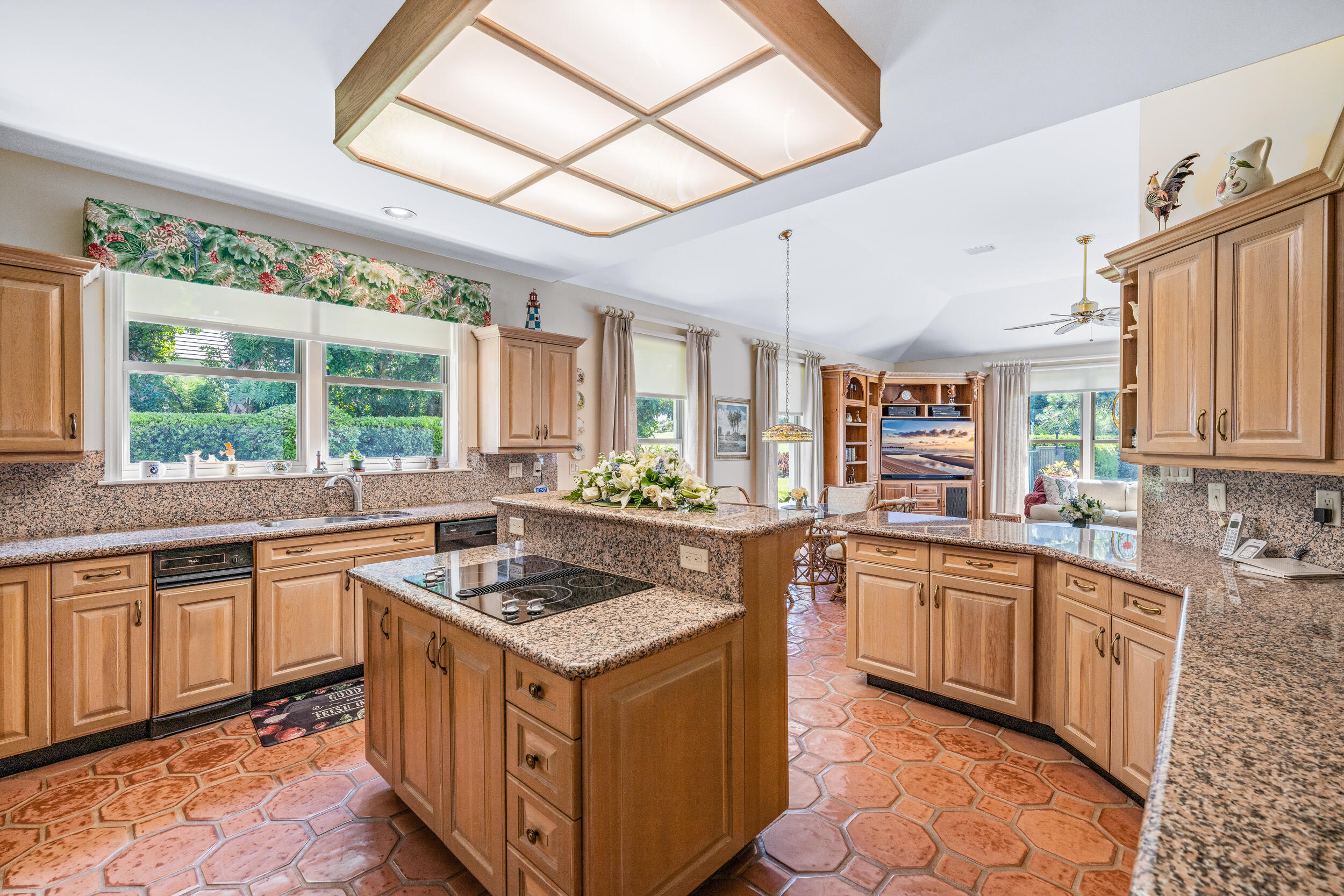 JUPITER HILLS VILLAGE - Residential