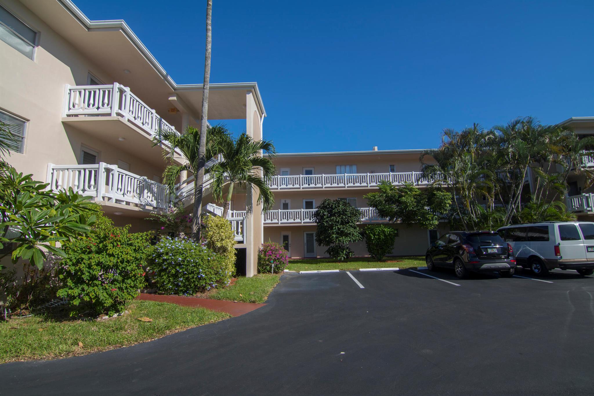 Beautiful Move In ready! Light and bright. Recently renovated. 1 bedroom, 1 bath with lots of storage space. Have your morning coffee on the screened in balcony, mosey down to enjoy the pool, shopping, beaches restaurants and more! Well maintained 55+ community with many amenities! Fit to be active or just relax!