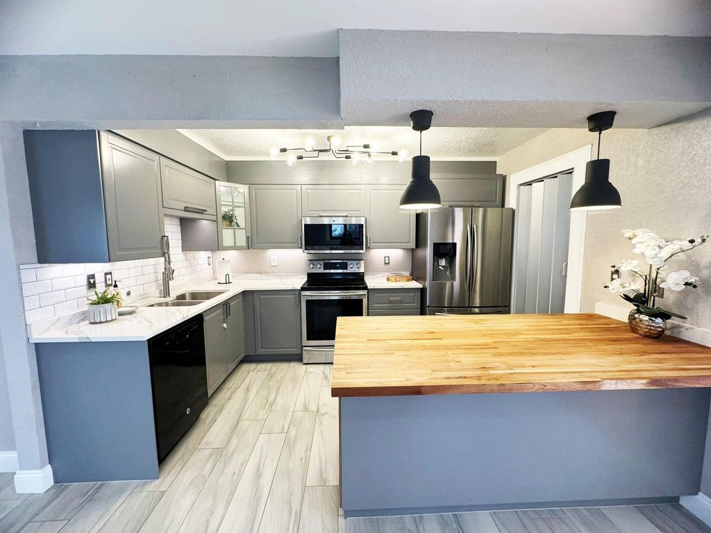 Photo of 321 Sandtree Drive, Palm Beach Gardens, FL 33403 (MLS # B26016745)