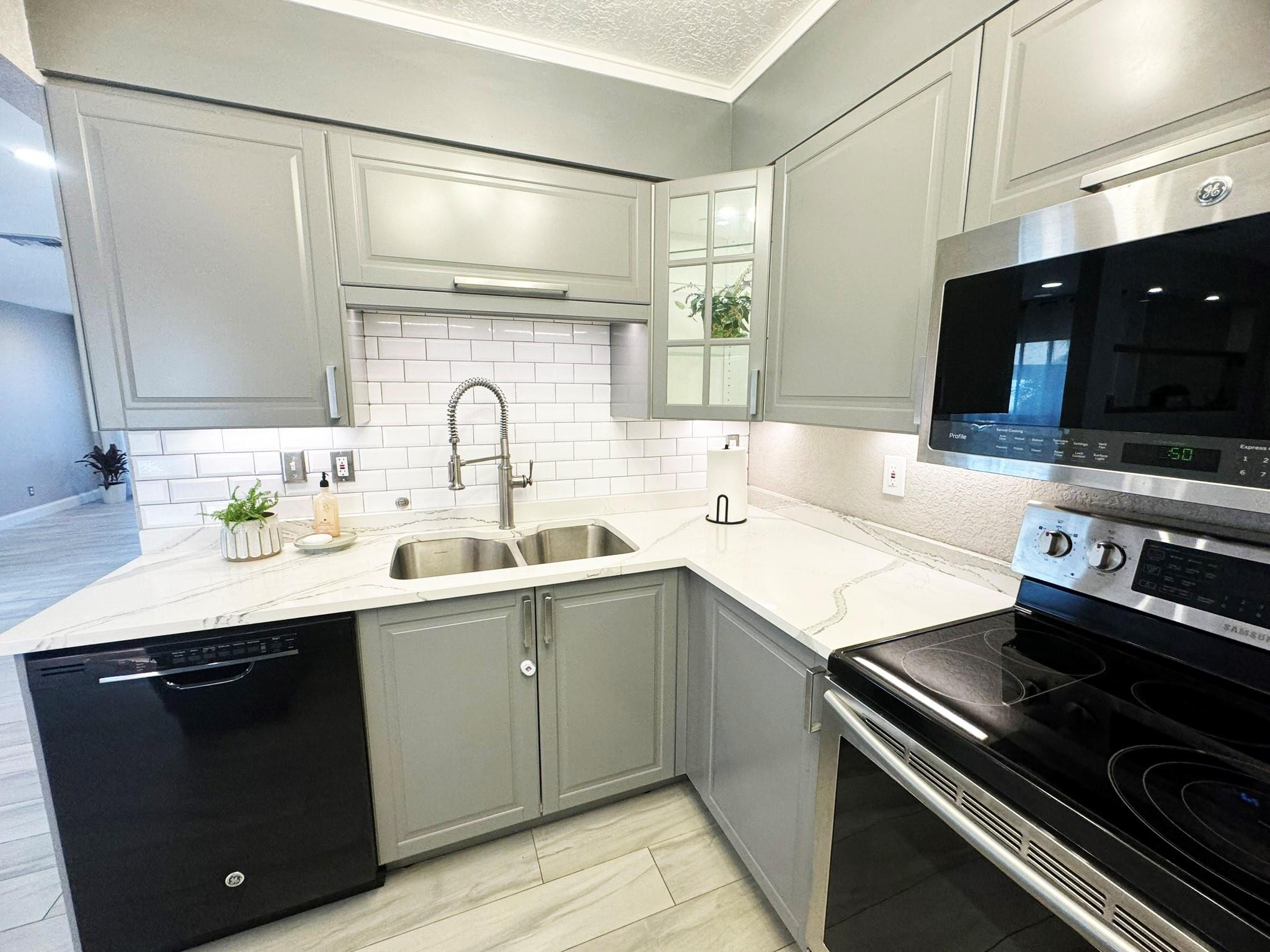 SANDTREE - Residential Lease